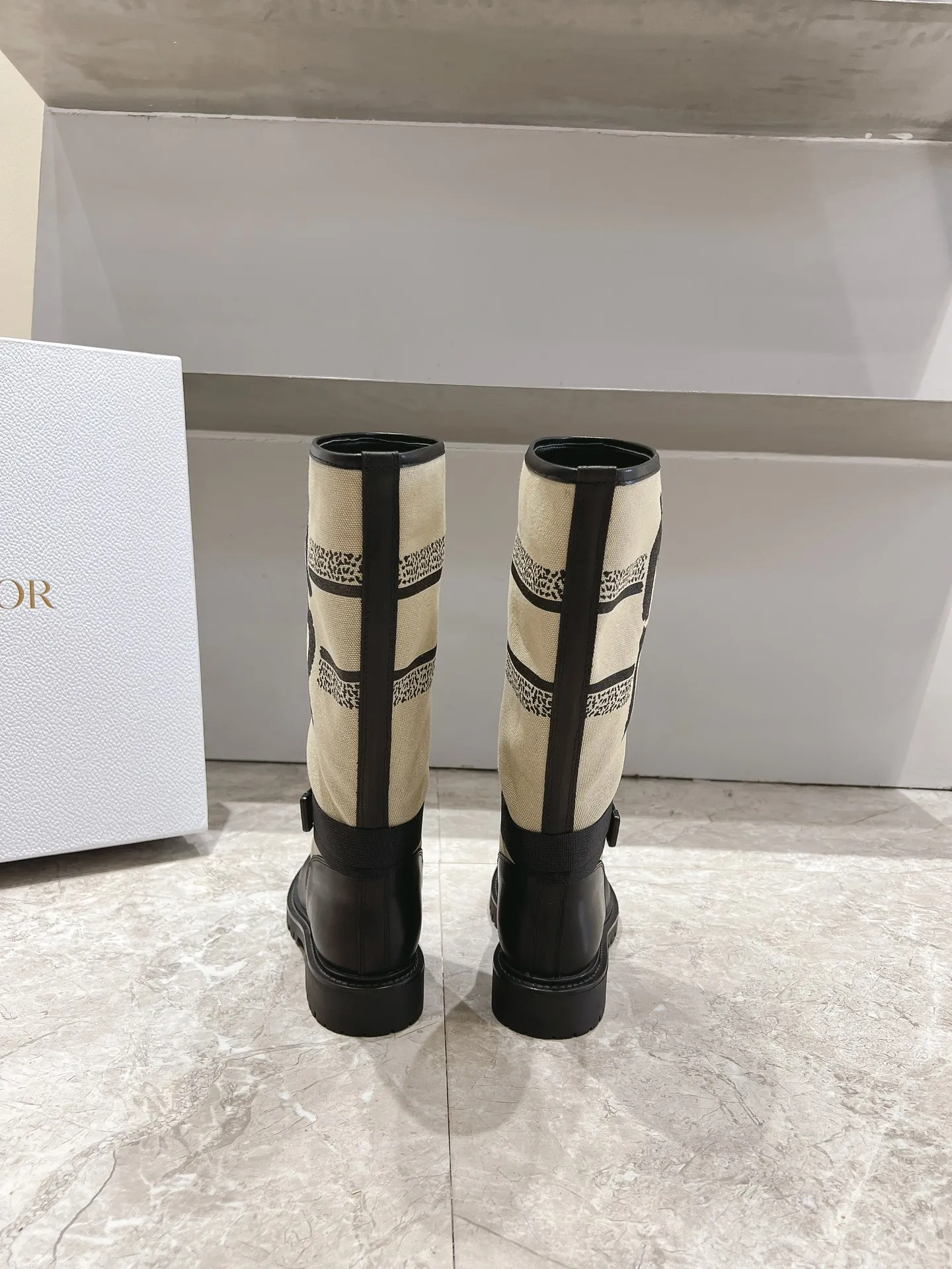 👟👟Ex-factory price 820👟👟 D-Major boots use unique design elements to create a striking appearance. Crafted from black technical fabric and calf leather, it's easy to put on and take off. Taking inspiration from the Dior Book Tote bag, it features a two-tone "Christian Dior" signature on the top. Adjustable nylon straps with "CD" logo and rippled rubber soles set the tone for the bold silhouette. The boot shaft is decorated with the "Christian Dior" logo. The ankle is surrounded by a technical fabric band with brass rings. Notched rubber soles are decorated with Christian Dior's lucky star symbol. Upper: cowhide stitching fabric. Outsole: original molded outsole. Size: 35-41 (40.41 customization is not returnable)